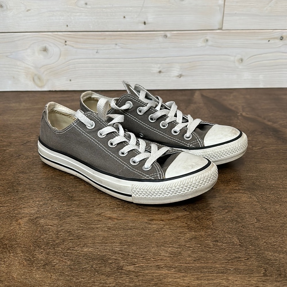 Converse low top size 7 women’s 5 men’s gray